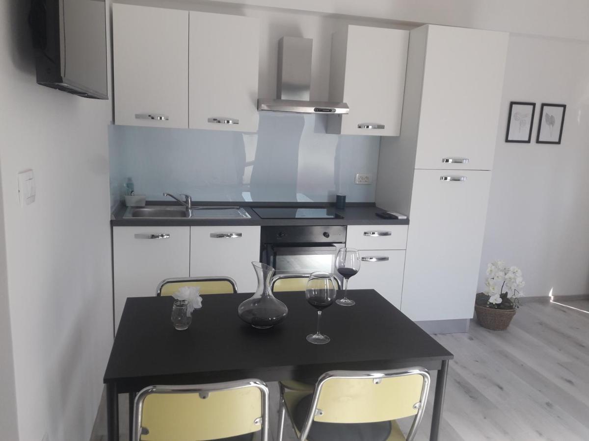 Apartma Oddih Dutovlje Eksteriør bilde