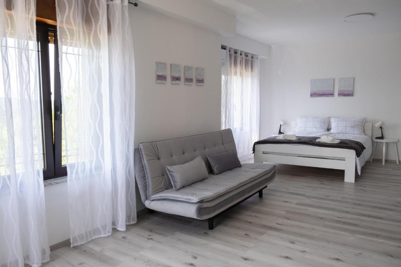 Apartma Oddih Dutovlje Eksteriør bilde