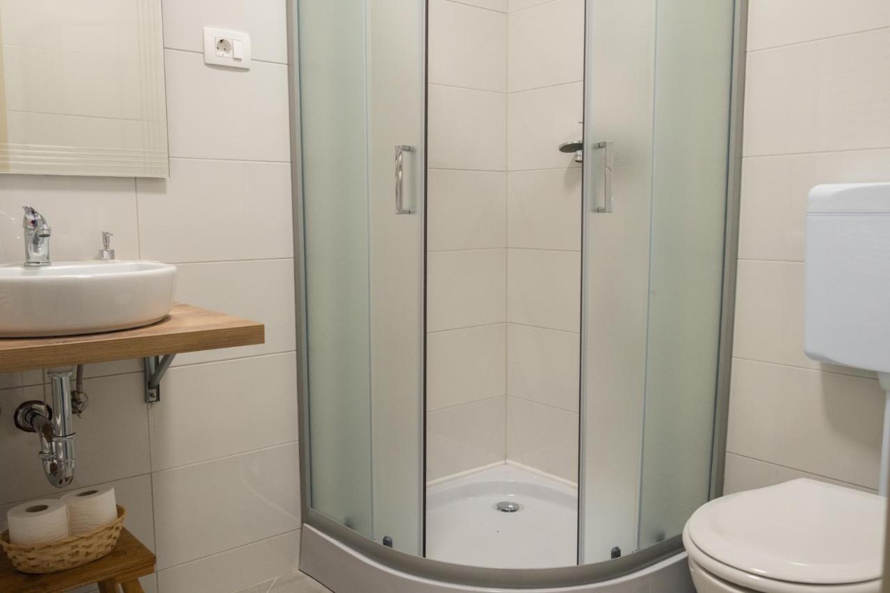 Apartma Oddih Dutovlje Eksteriør bilde