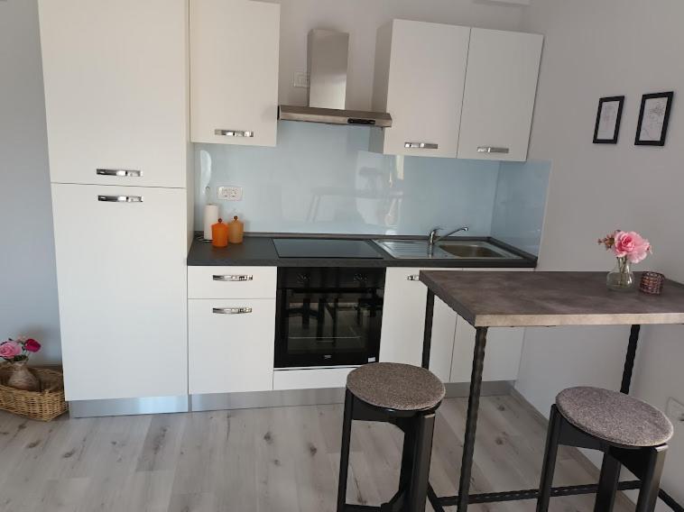 Apartma Oddih Dutovlje Eksteriør bilde