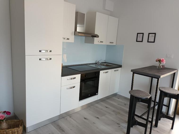 Apartma Oddih Dutovlje Eksteriør bilde