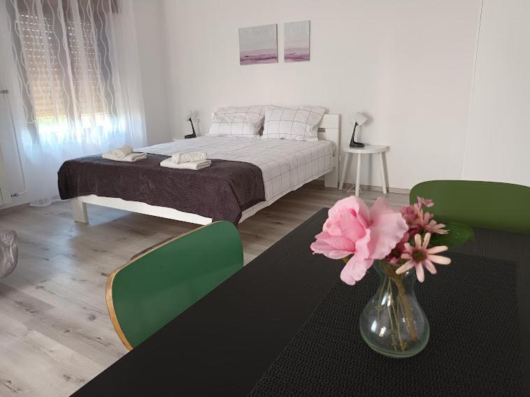 Apartma Oddih Dutovlje Eksteriør bilde